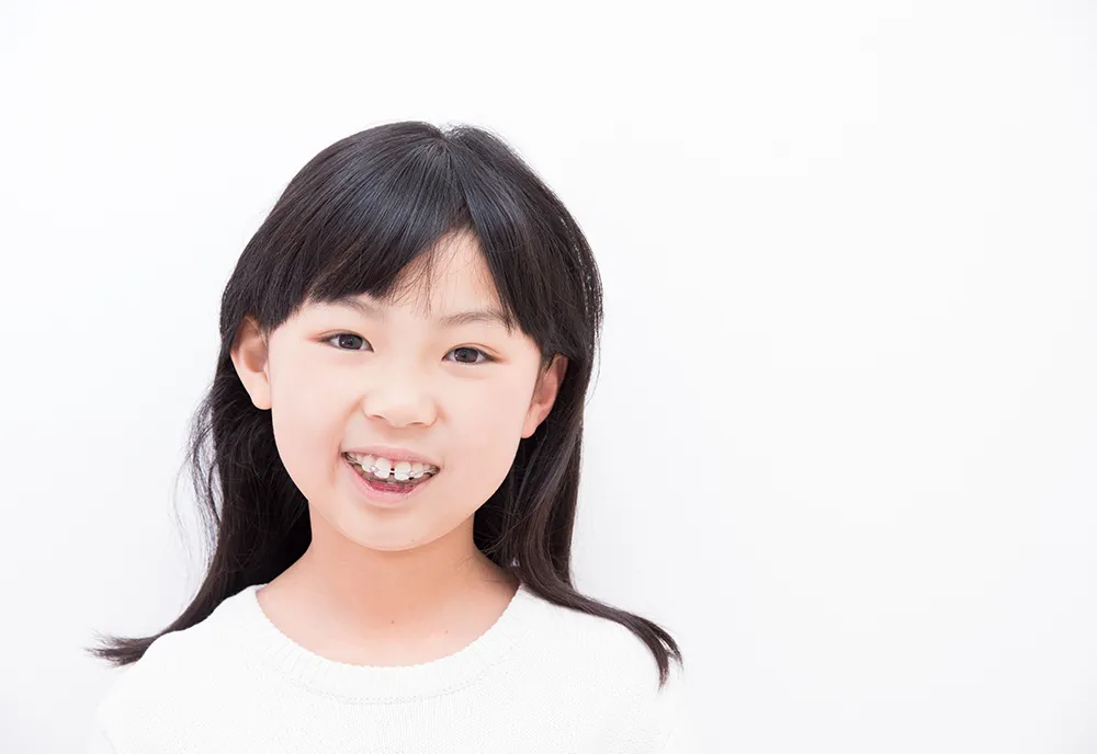 矯正器具を付けた女の子