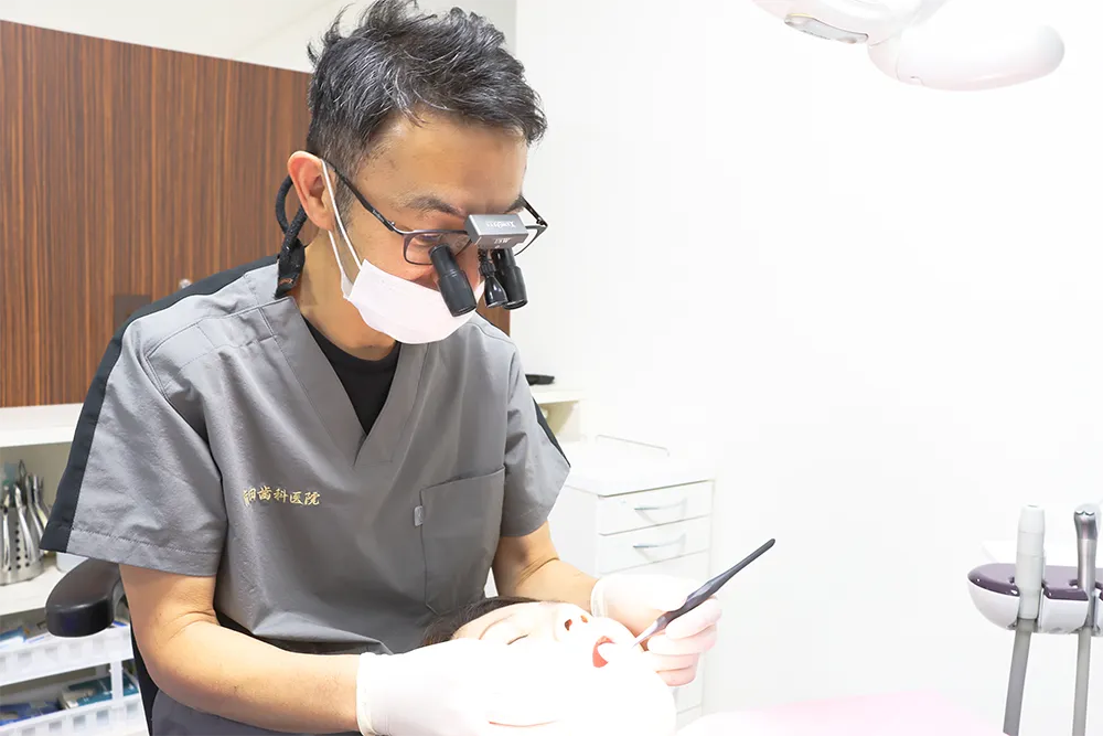 治療を施す院長